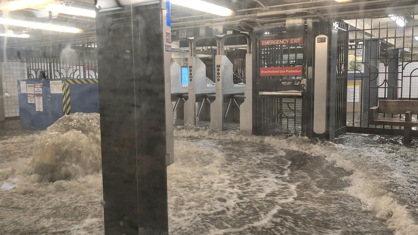 纽约暴雨来袭地铁水浸眼眉，乘客拍下月台被淹没一刻（视频/组图） - 1