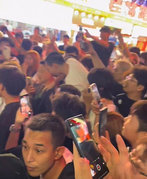 长春男子当街跪拜外国人,遭围堵怒骂!路人透露内情(组图) - 4