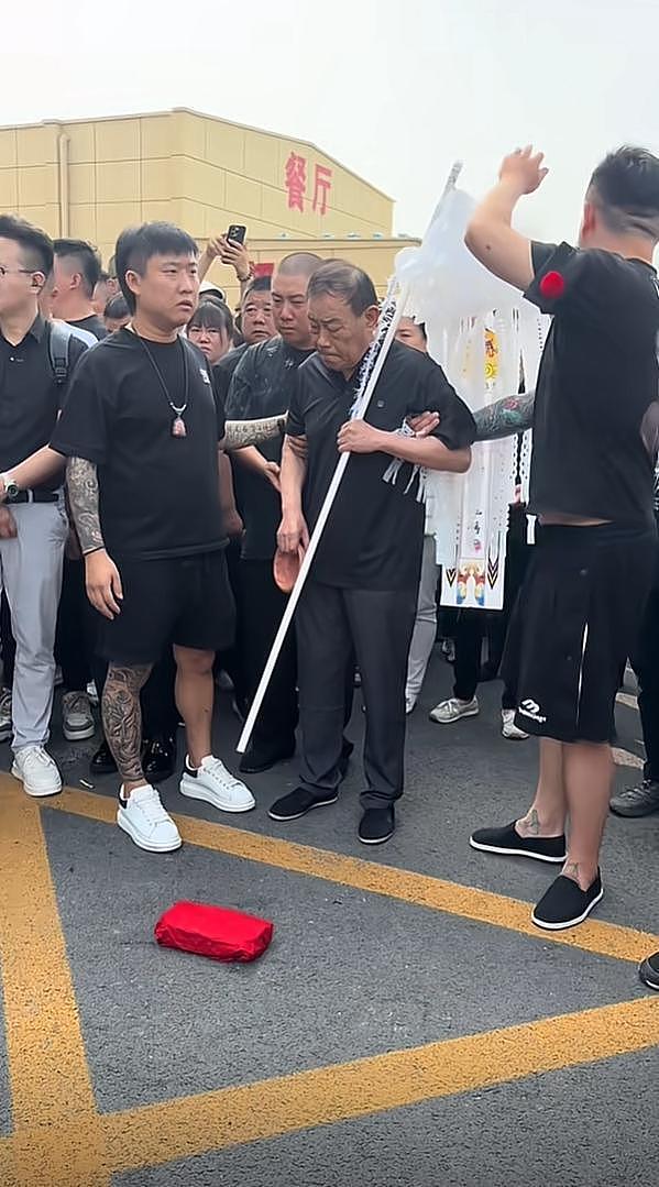 杨少华葬礼杨议受争议,消费老父亲再添实锤,30天直播27场成侧证(组图) - 3