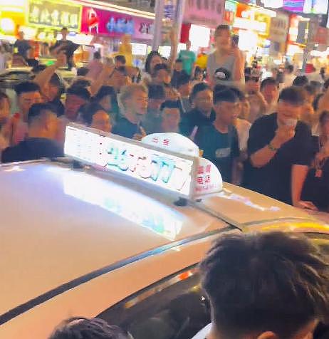 长春男子当街跪拜外国人,遭围堵怒骂!路人透露内情(组图) - 1