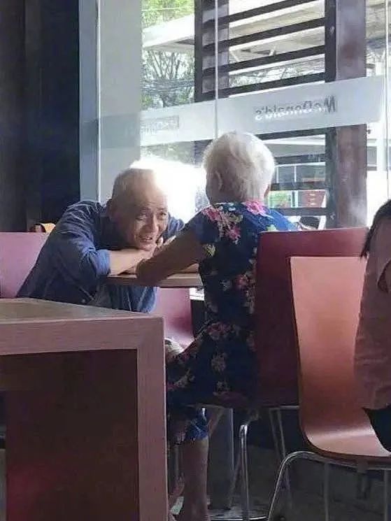 【爆笑】男朋友出差发来的酒店照片正常么？？网友傻眼：一个人用那么多纸巾？（组图） - 21