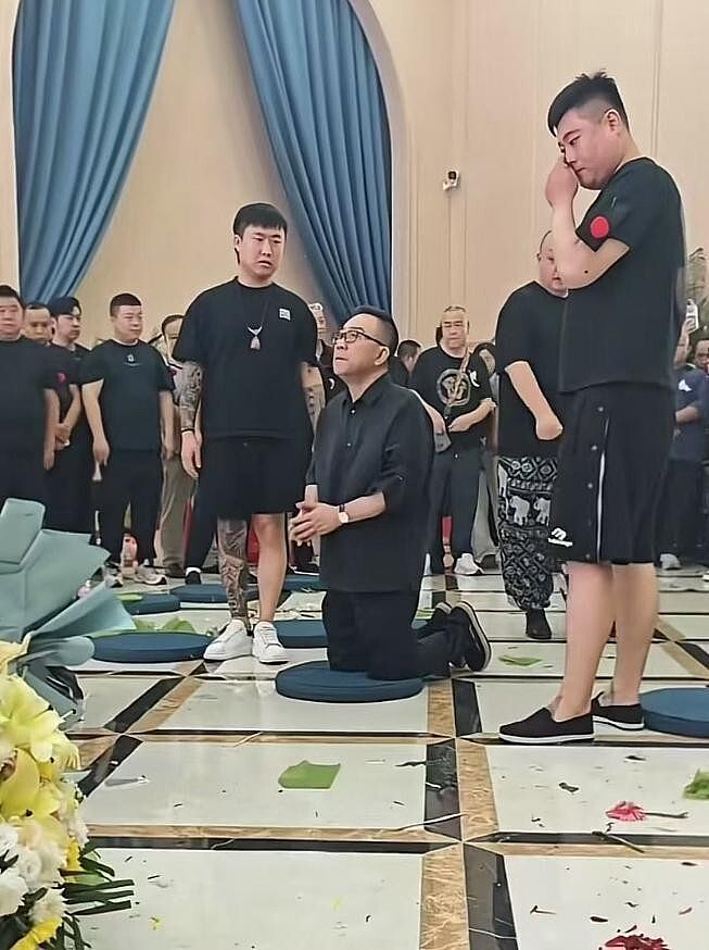 杨少华葬礼杨议受争议,消费老父亲再添实锤,30天直播27场成侧证(组图) - 5