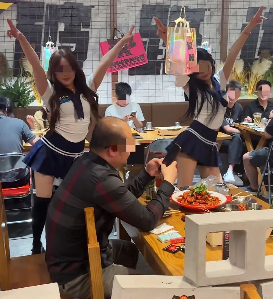 南京 “红姐” 事件后又出“性感理发店”？女生穿超短裙跳舞全网开眼...（组图） - 9