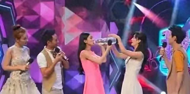 孙菲菲旧事重提？女星走红前的辛酸事盘点：赵丽颖被孤立、杨幂挨巴掌（组图） - 23