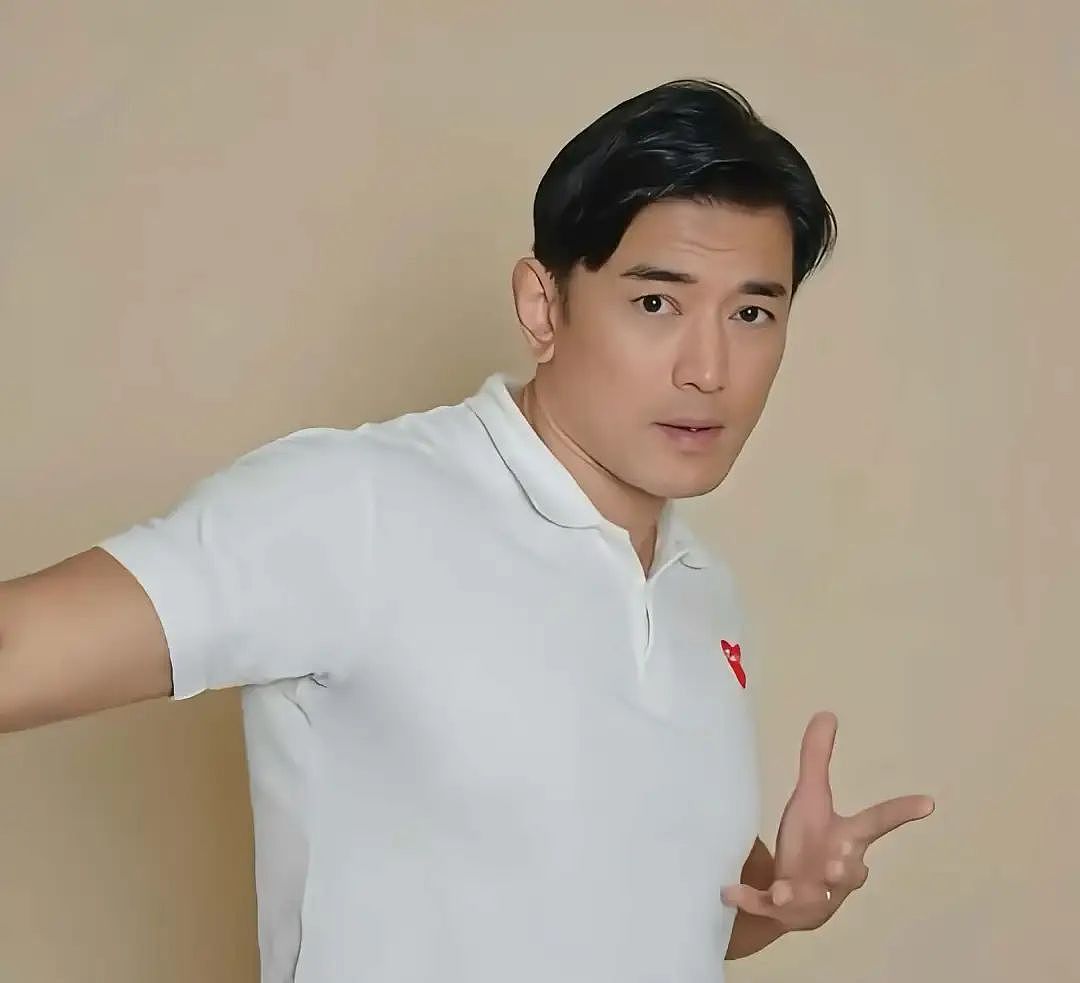 TVB前男星拍视频被指跳擦边舞，抖肩扩胸露内裤，网友吐槽：太油腻（组图） - 2
