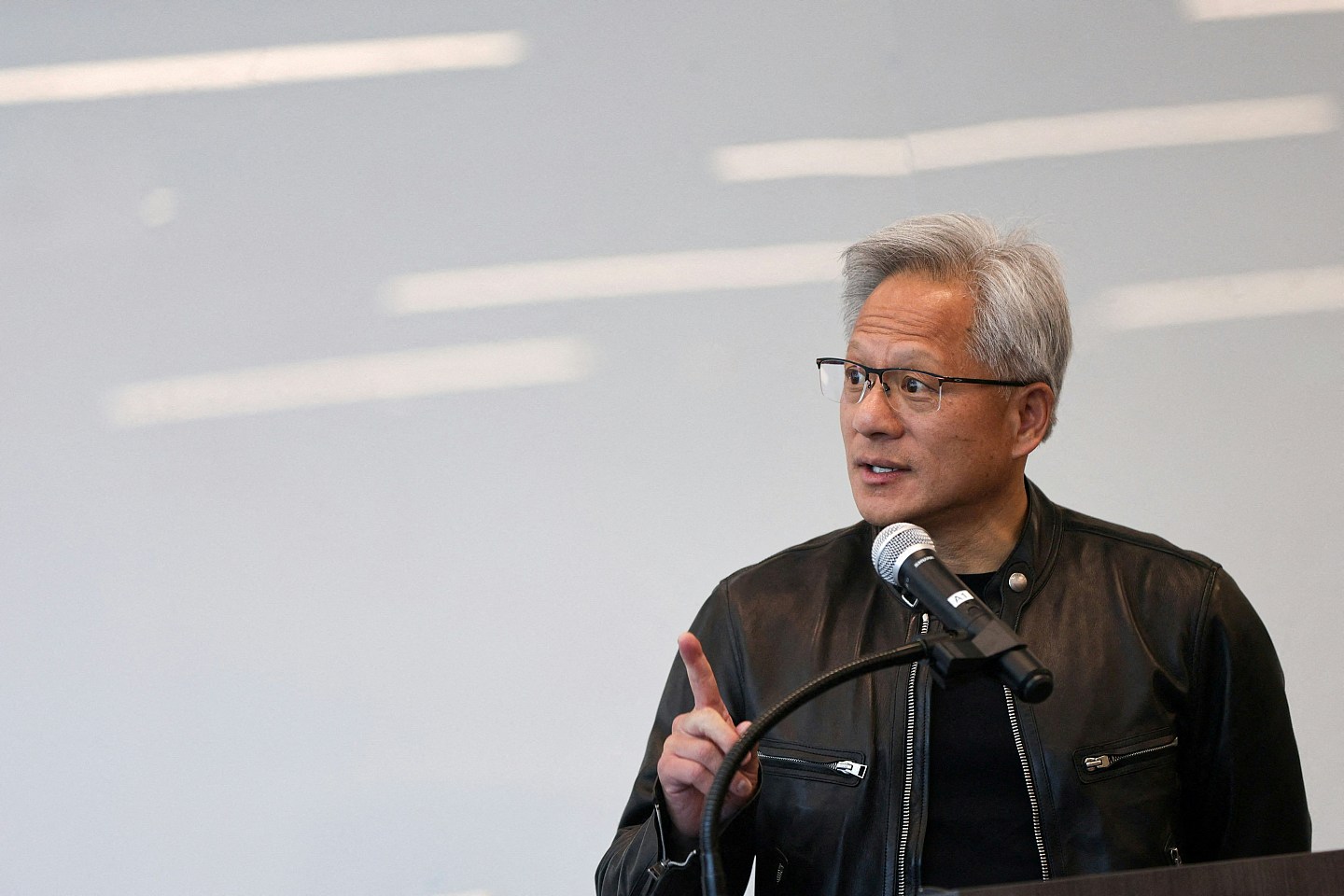 黄仁勋再访中国内地：Nvidia将开始在中国市场销售H20芯片，中国外交部最新回应（组图） - 2