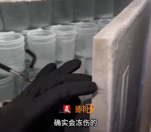 上海多人暴雨中排队买“零下80度咖啡”，有顾客拖行李箱来买（组图） - 4