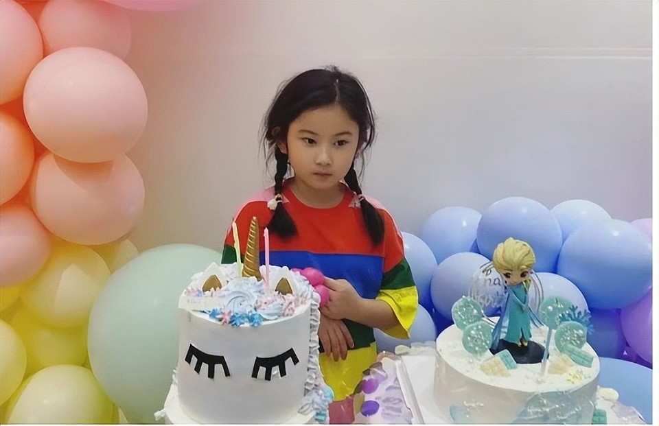 褒贬不一！香港知名女星已准备好10岁女儿拍拖，早安排靓仔在身边（组图） - 2