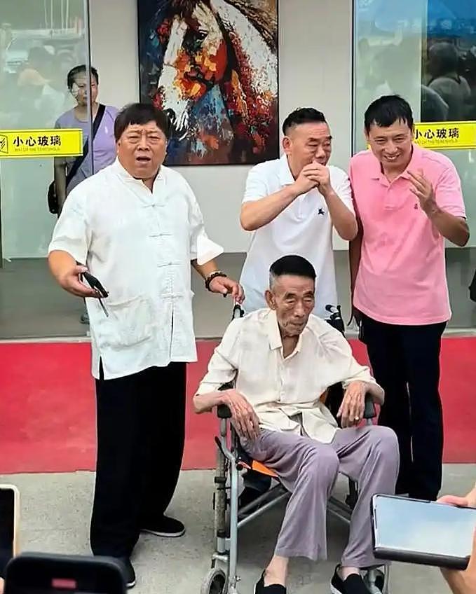 杨少华葬礼杨议受争议,消费老父亲再添实锤,30天直播27场成侧证(组图) - 12