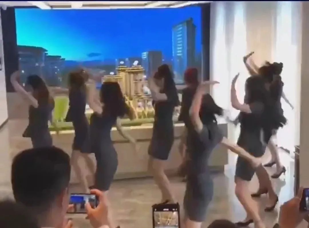 南京 “红姐” 事件后又出“性感理发店”？女生穿超短裙跳舞全网开眼...（组图） - 10