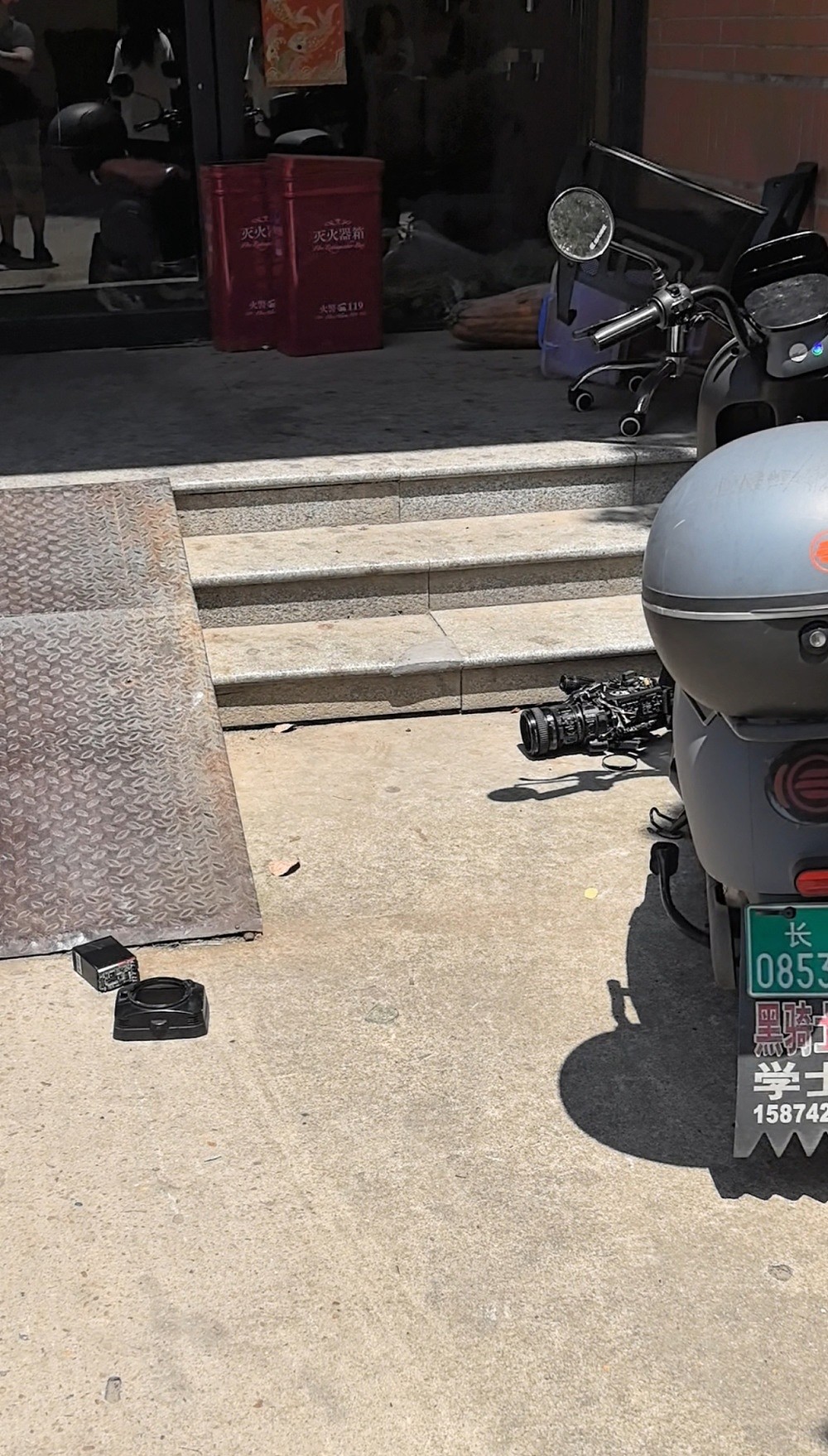 消费者称买到不达标电缆，公司负责人推搡记者砸坏摄像机，警方已介入（组图） - 2