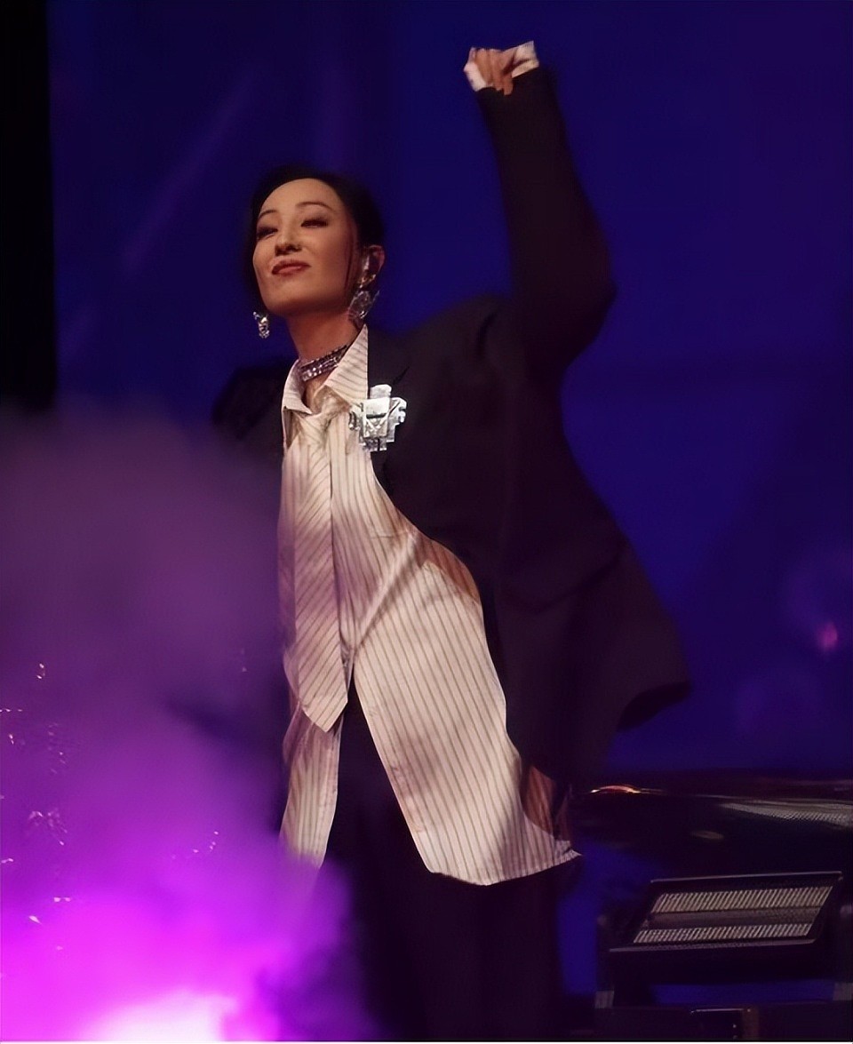 褒贬不一！香港知名女星已准备好10岁女儿拍拖，早安排靓仔在身边（组图） - 3