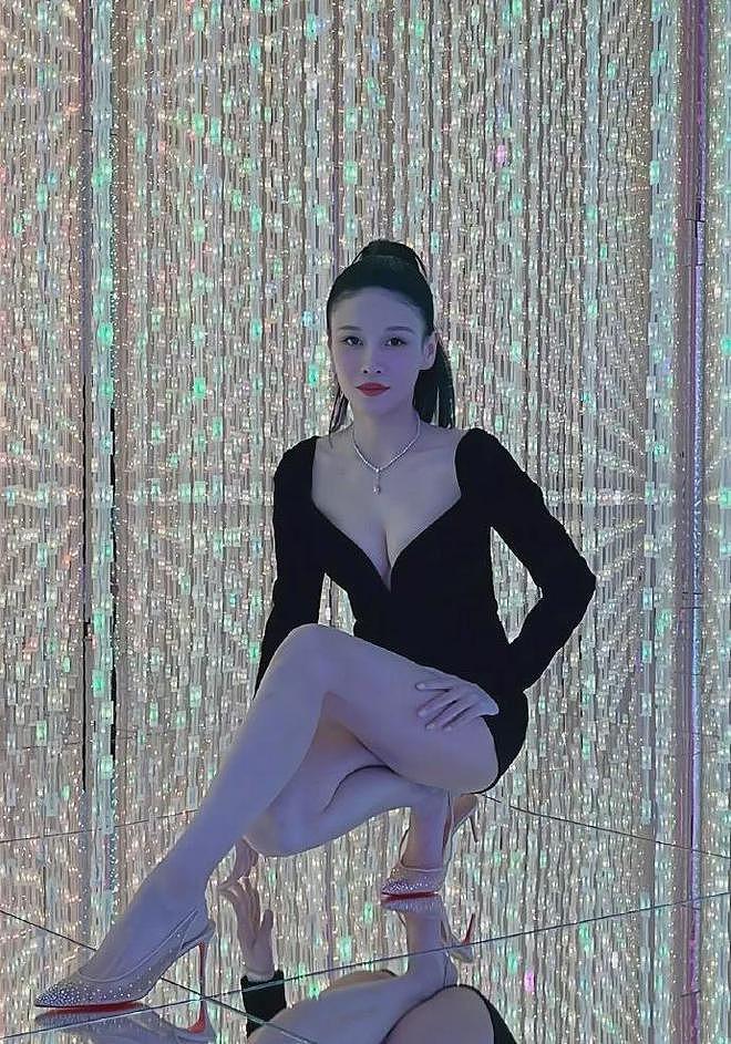 【美女】深V连体短裤，酥胸半露，逆天大长腿，不愧是“腿精女神”（组图） - 3