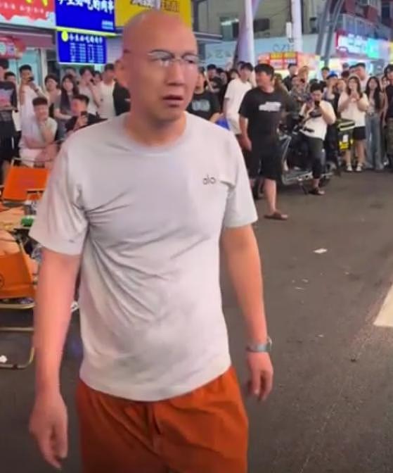 长春男子当街跪拜外国人,遭围堵怒骂!路人透露内情(组图) - 8