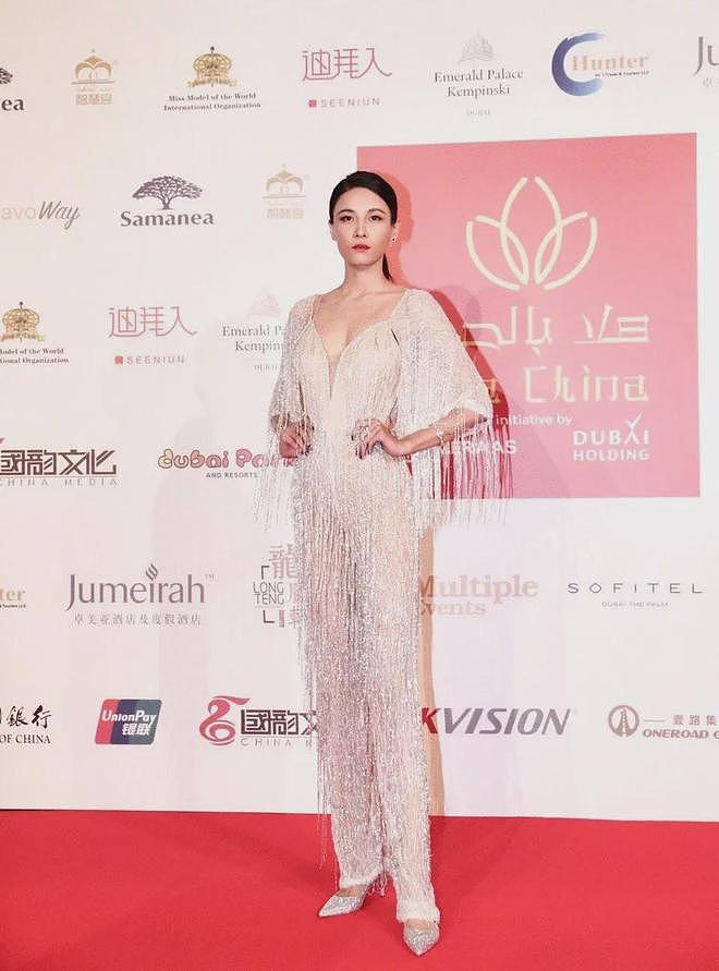 【美女】深V连体短裤，酥胸半露，逆天大长腿，不愧是“腿精女神”（组图） - 9