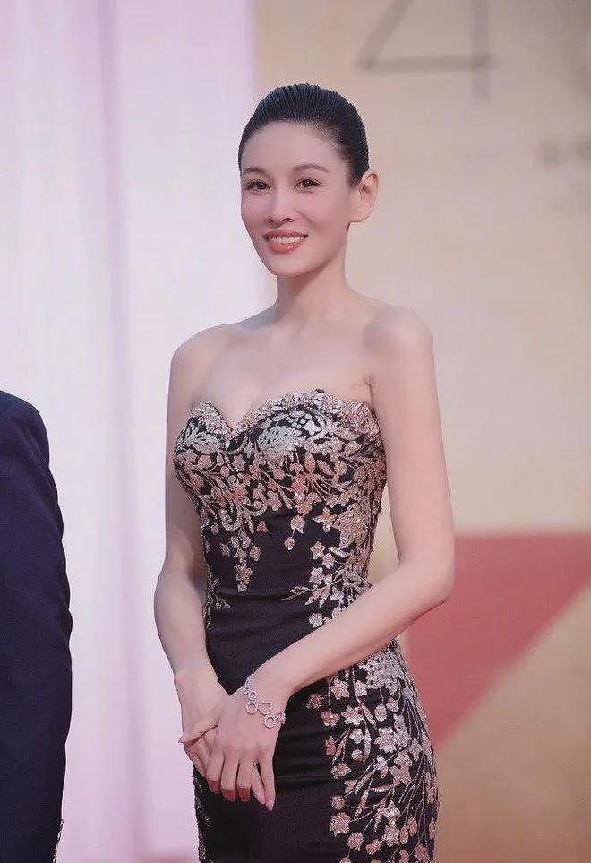 【美女】深V连体短裤，酥胸半露，逆天大长腿，不愧是“腿精女神”（组图） - 10