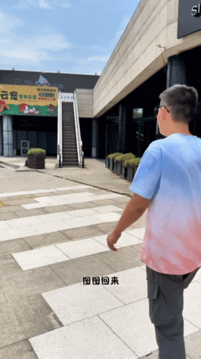 【宠物】主人带狗子去超市遛弯没牵绳，凑近后发现狗子原来是持证上岗，网友：这真喷不了（组图） - 5