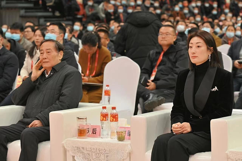 不认“宗氏血脉”？娃哈哈董座宗馥莉传关闭“弟、妹”任职公司（组图） - 1