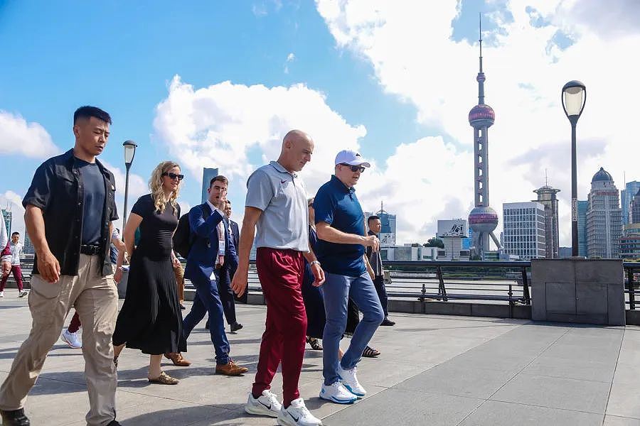澳大利亚总理在上海外滩散步（组图） - 1
