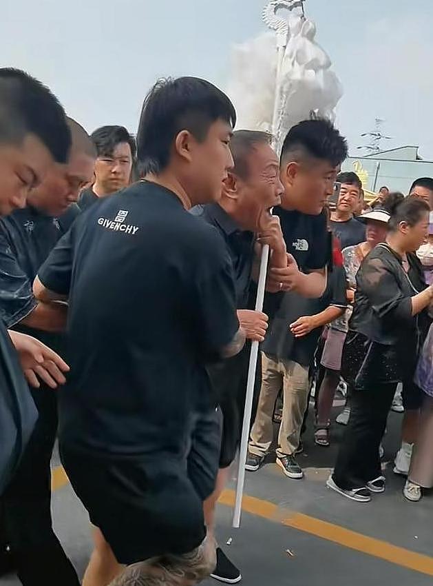 杨少华葬礼杨议受争议,消费老父亲再添实锤,30天直播27场成侧证(组图) - 9
