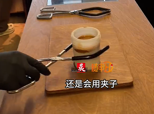 上海多人暴雨中排队买“零下80度咖啡”，有顾客拖行李箱来买（组图） - 6