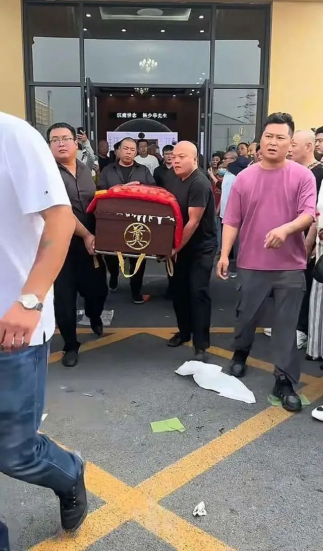 杨议又被骂了!父亲杨少华头七还没过,他的直播间嘉年华刷的飞起(组图) - 4