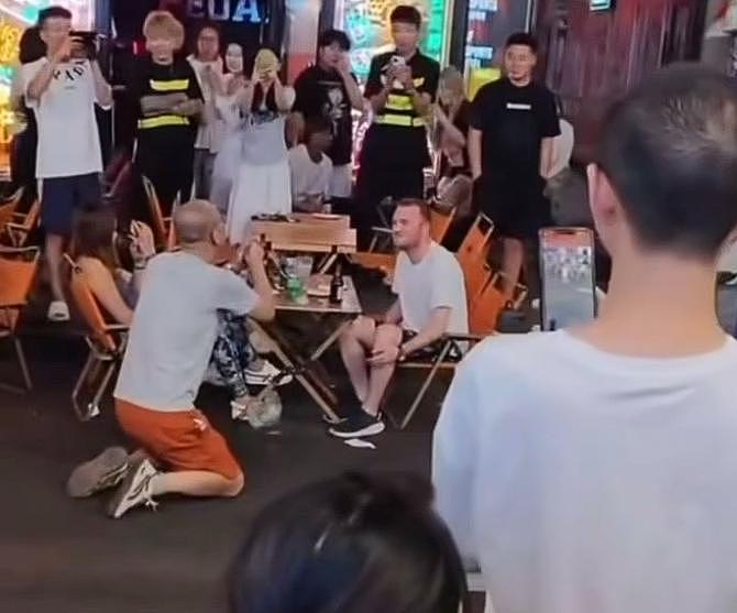 长春男子当街跪拜外国人,遭围堵怒骂!路人透露内情(组图) - 3