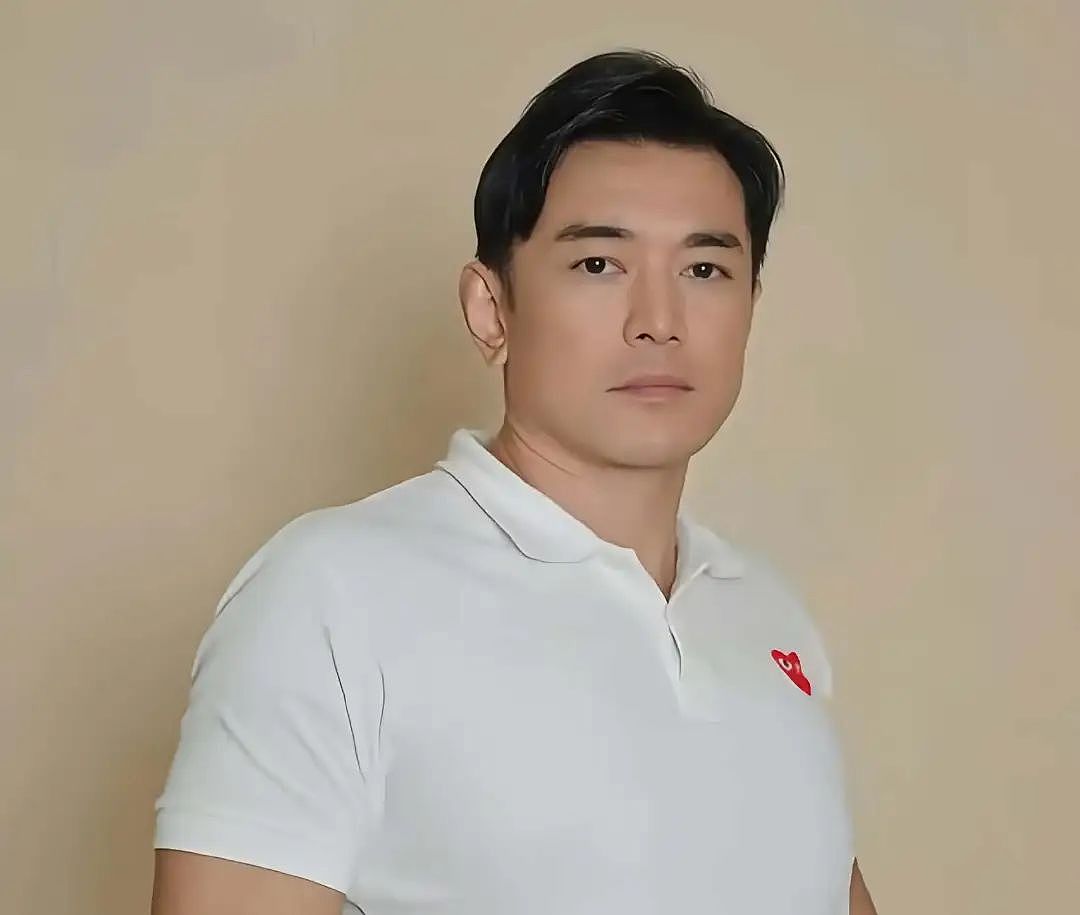 TVB前男星拍视频被指跳擦边舞，抖肩扩胸露内裤，网友吐槽：太油腻（组图） - 3