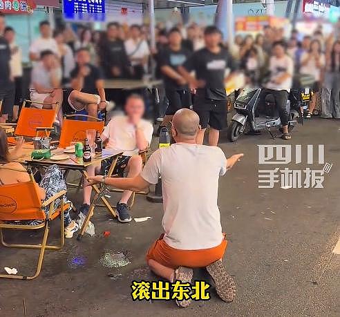 长春男子当街跪拜外国人,遭围堵怒骂!路人透露内情(组图) - 13