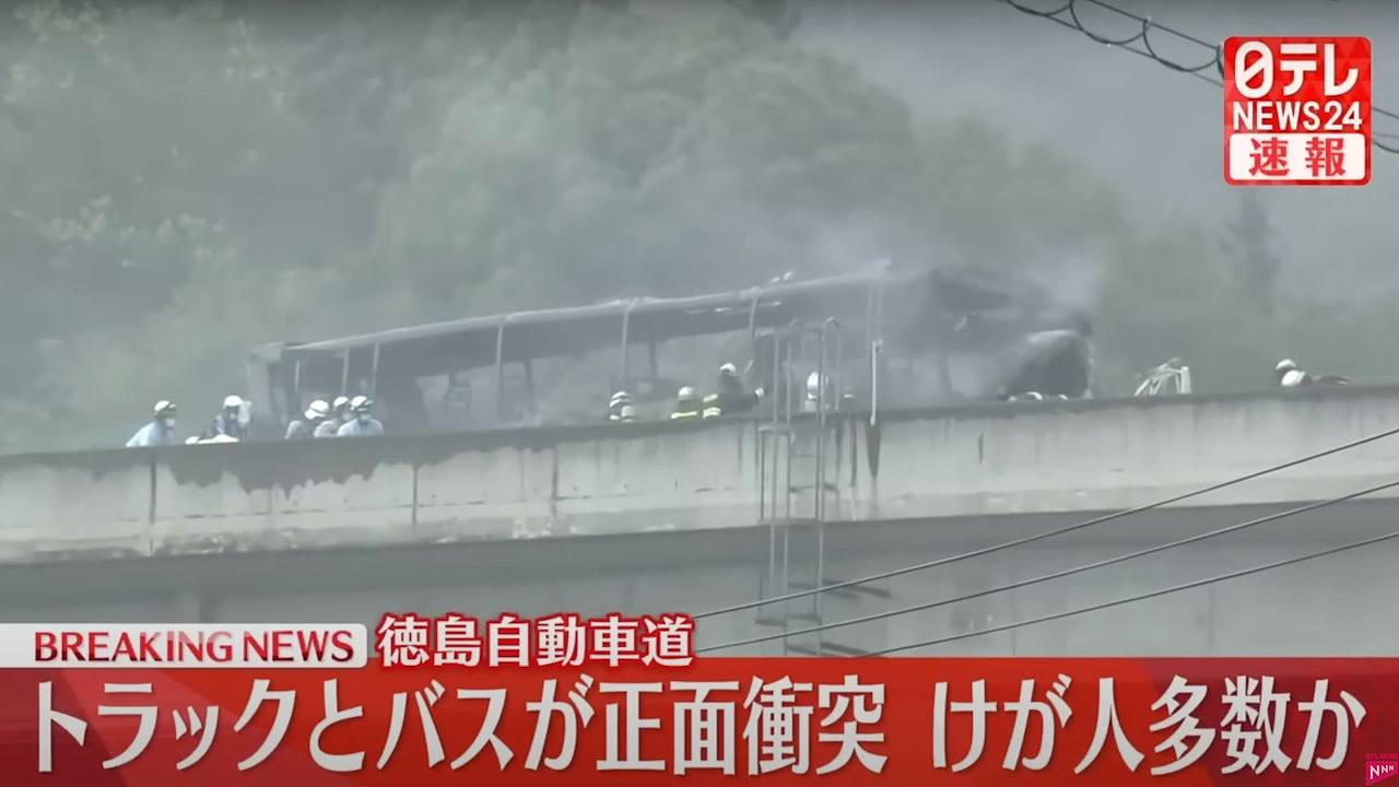 日本德岛县严重车祸2死12伤！巴士货车迎头相撞后起火画面曝（视频/组图） - 1