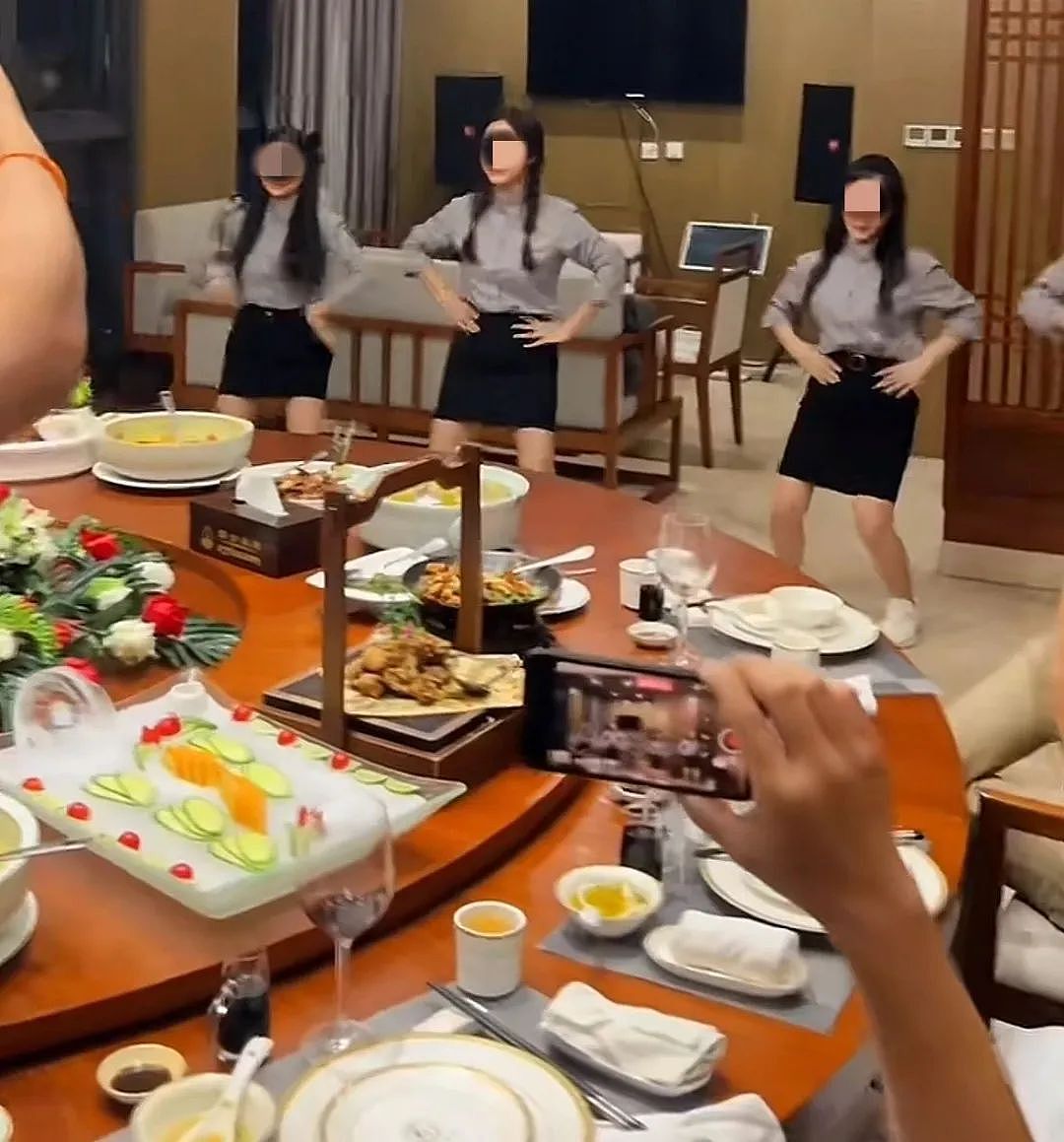 南京 “红姐” 事件后又出“性感理发店”？女生穿超短裙跳舞全网开眼...（组图） - 8