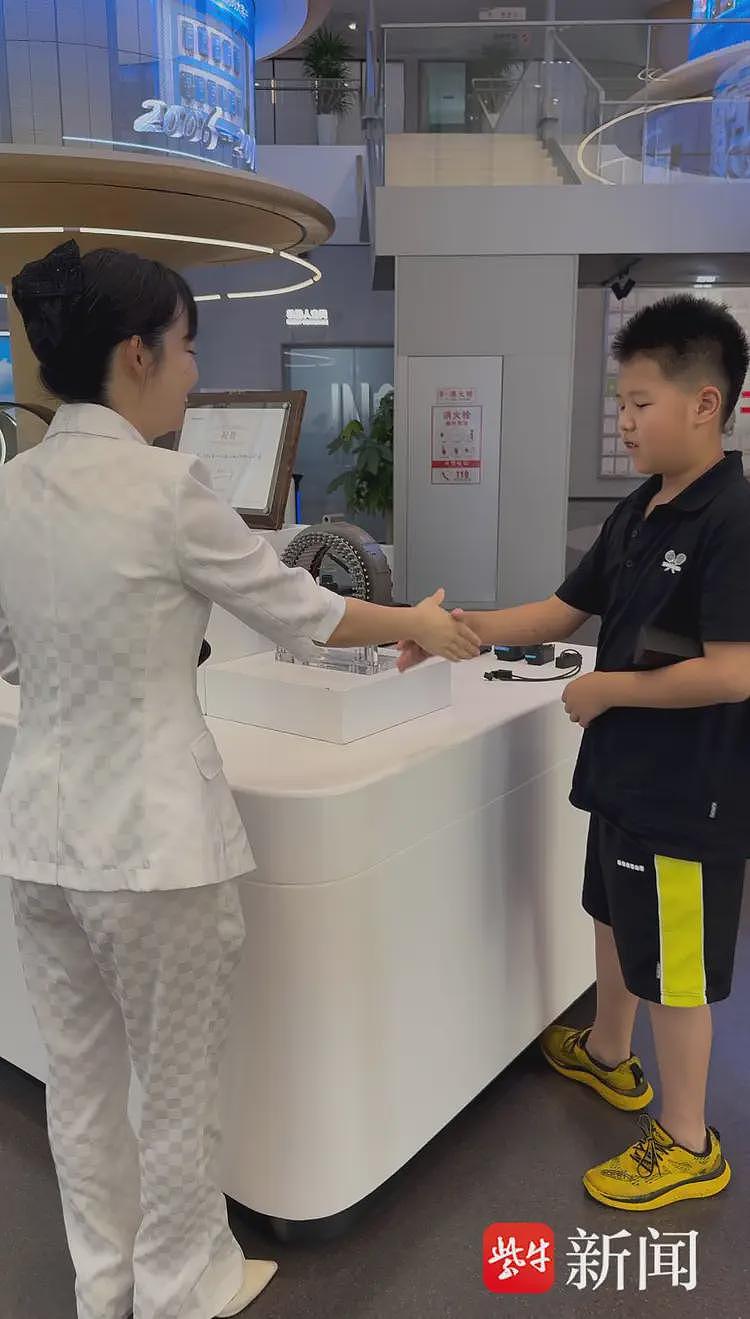 12岁小孩哥沉迷修手机被赞“先天圣体”！见过偶像后，他准备整人工智能（视频/组图） - 3