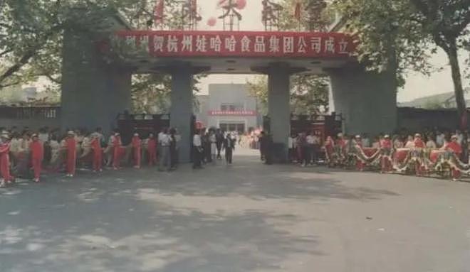 杜建英段年轻时靓照曝光,长发温柔短发干练,望着宗庆后好深情(组图) - 3