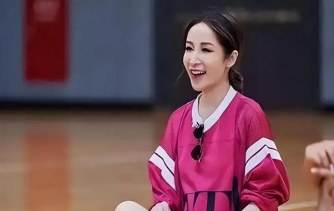 46岁萧亚轩坐拥10亿约数百小鲜肉，如今长相咋成这样？（组图） - 1
