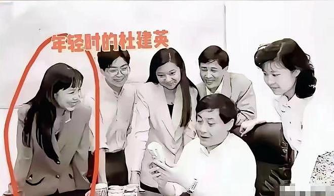 杜建英段年轻时靓照曝光,长发温柔短发干练,望着宗庆后好深情(组图) - 7