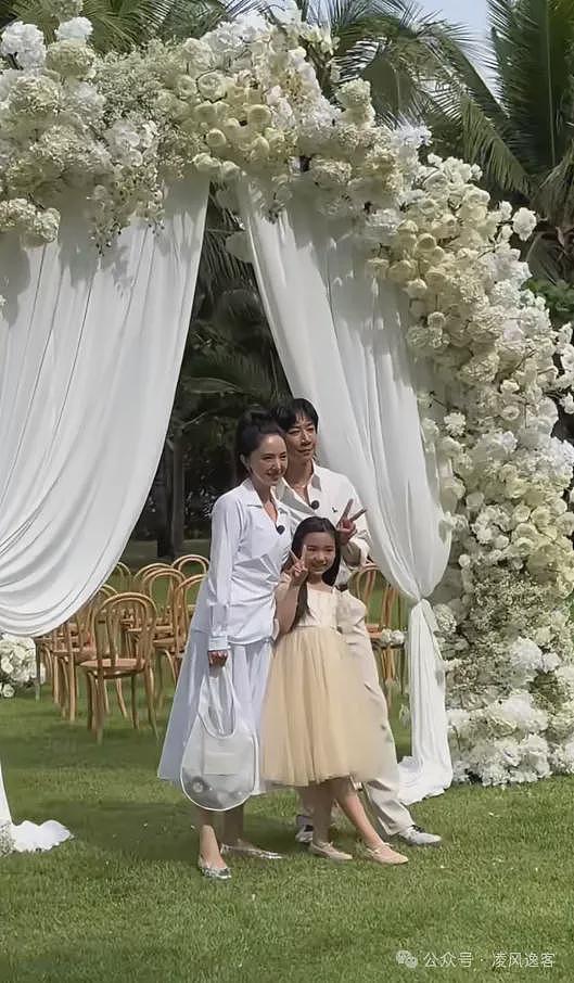 董璇婚礼现场曝光，女儿当花童和张维伊开心比耶，全家福很温馨（组图） - 1