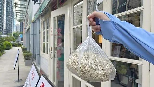 上海最贵?一碗面1588元,另收10%服务费,网友直呼:太疯狂(组图) - 9