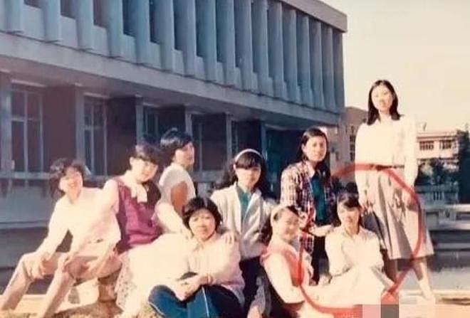 杜建英段年轻时靓照曝光,长发温柔短发干练,望着宗庆后好深情(组图) - 5