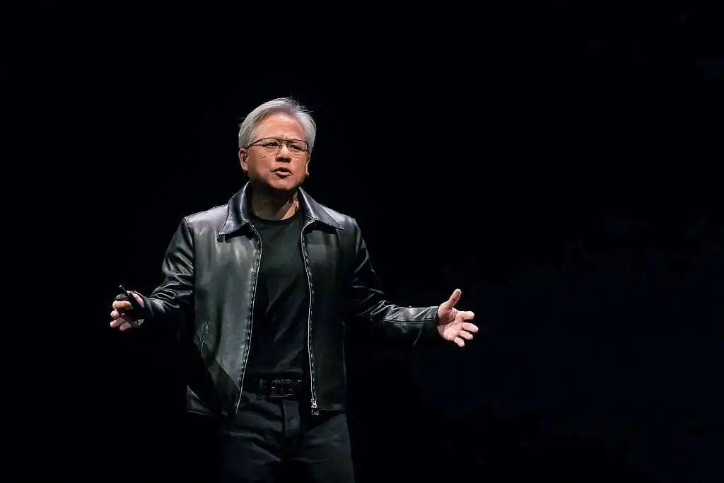 黄仁勋为啥35度穿皮衣?他说“只有一件西装没洗”,但明明很多大牌…(组图) - 18