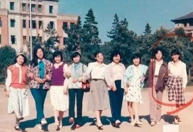 杜建英段年轻时靓照曝光,长发温柔短发干练,望着宗庆后好深情(组图) - 6