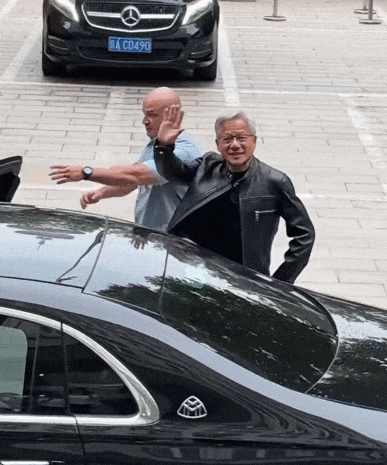 黄仁勋为啥35度穿皮衣?他说“只有一件西装没洗”,但明明很多大牌…(组图) - 6
