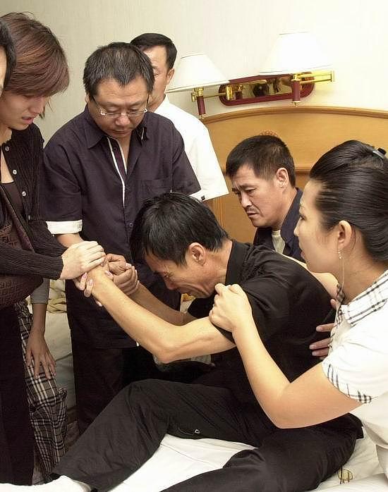 75岁老艺术家何庆魁，被亲儿子捅刀：他嫖不动了，每月1万够花（组图） - 15