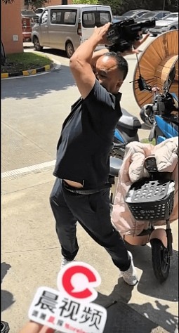内媒记者采访消费者维权,商家怒毁拍摄器材被刑拘!或面临3年以上刑责(视频/组图) - 4