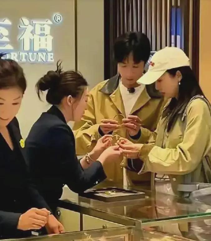 董璇官宣二婚了！老公小9岁帅气不输高云翔，对董璇女儿太宠溺（组图） - 5