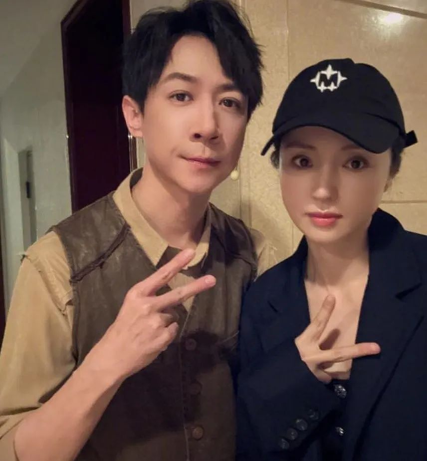 董璇婚礼现场曝光，女儿当花童和张维伊开心比耶，全家福很温馨（组图） - 5