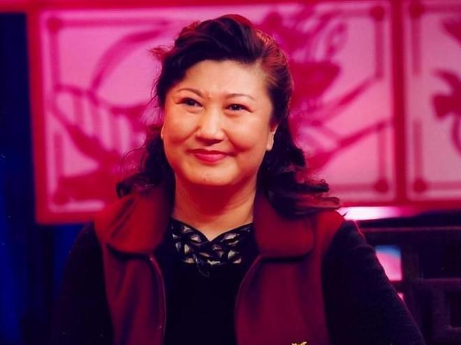 75岁老艺术家何庆魁，被亲儿子捅刀：他嫖不动了，每月1万够花（组图） - 11