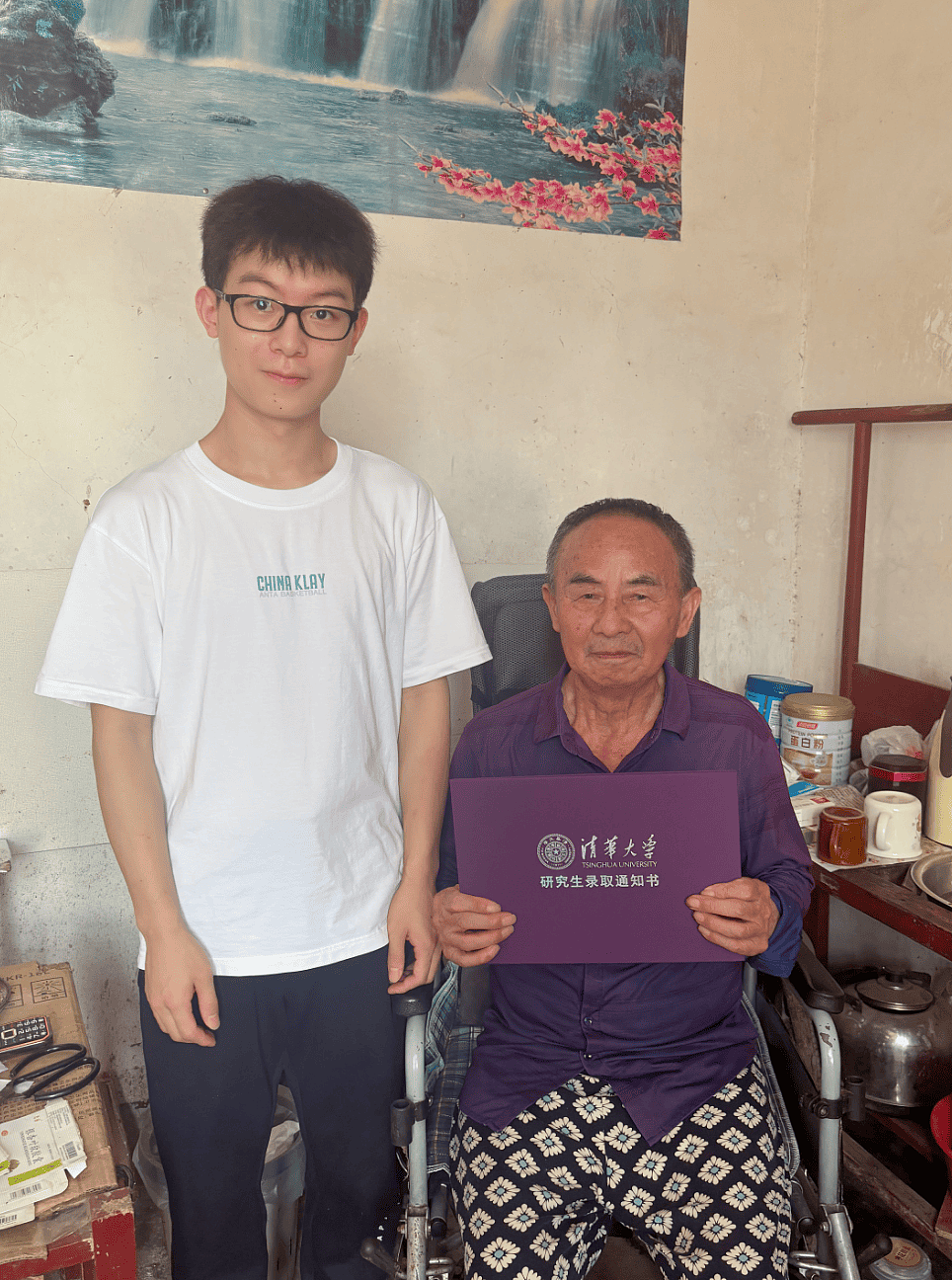 清华通知书到手！小伙狂奔：只为把“拆封权“交外公（组图） - 2