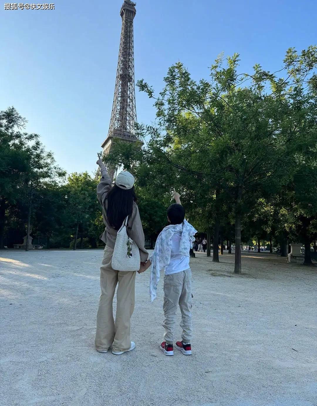 杨颖与儿子旅居法国巴黎,母子牵手超温馨(组图) - 1