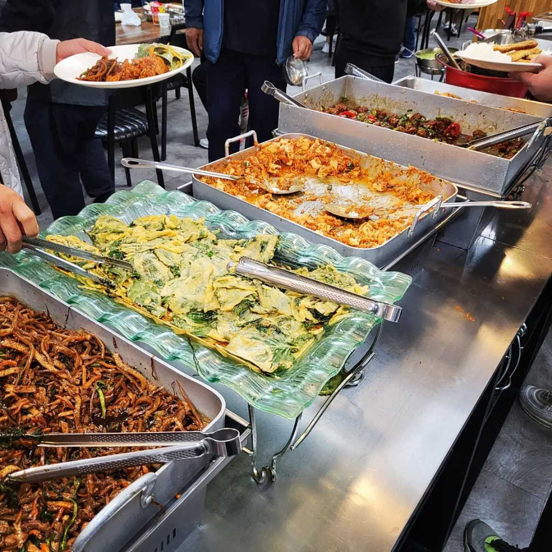 离谱!韩国物价大涨逼疯民众?40块/人自助餐吃3盘就被骂“饿死鬼”,一个西瓜已卖到156元(组图) - 2