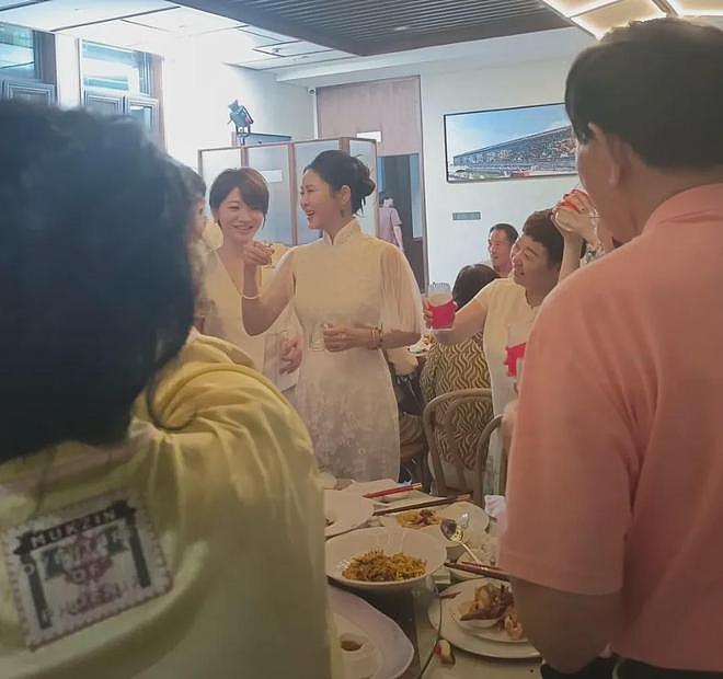 董璇再婚现场照曝光！关悦佟丽娅出席场面朴实，男方黑历史被扒（组图） - 4